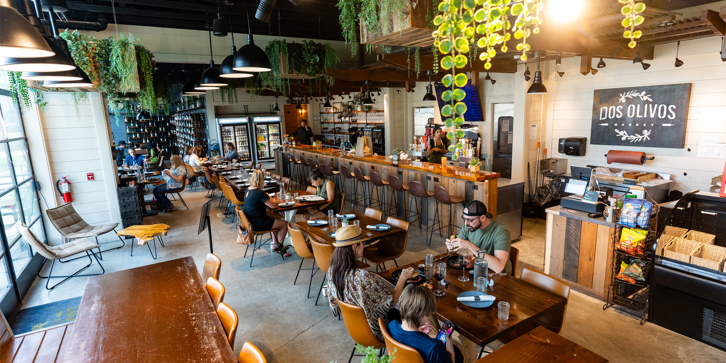 Dos Olivos dining area